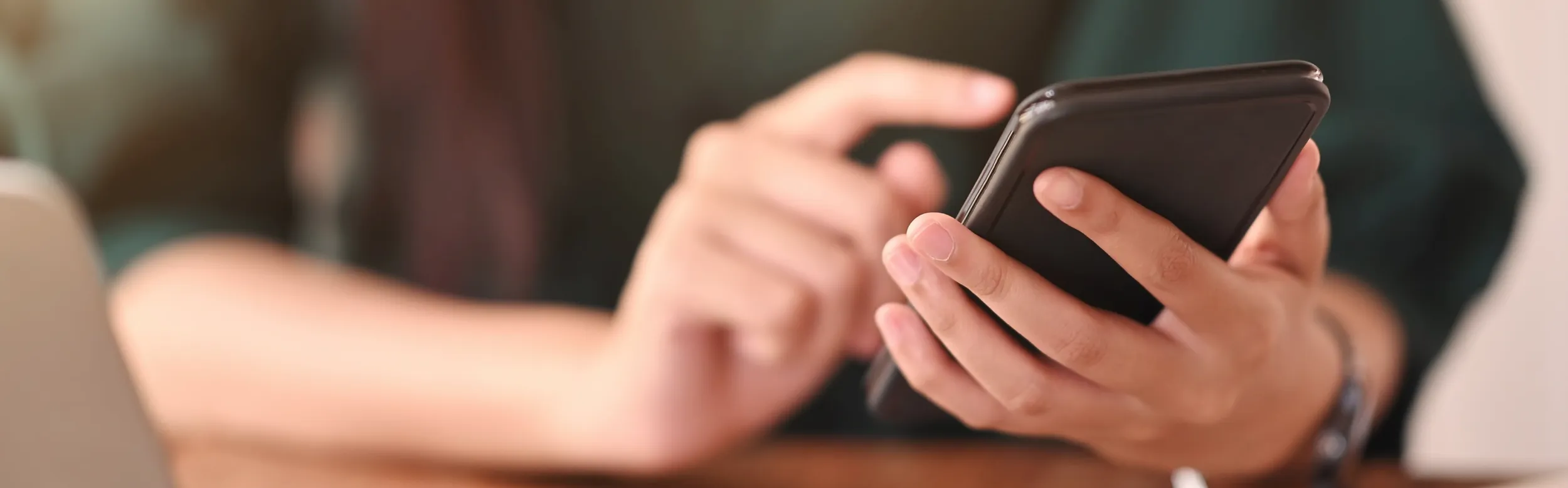 スマートフォンを操作するイメージ